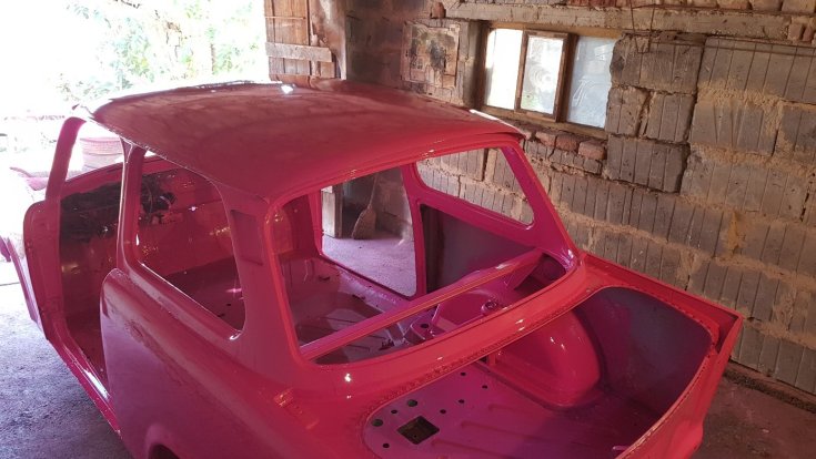 Rózsaszín Trabant kasztni