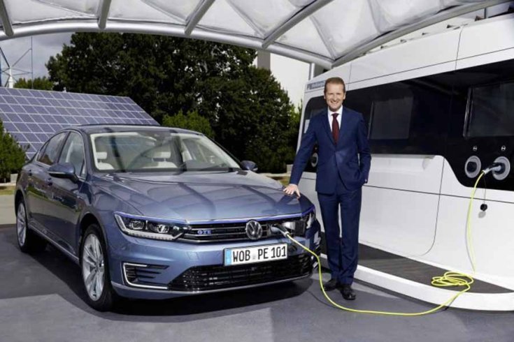 Herbert Diess és a Volkswagen Passat GTE