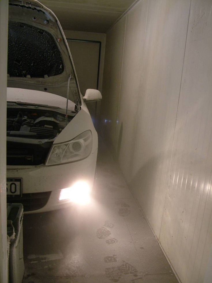 Autó a százhalombattai hidegkamrában