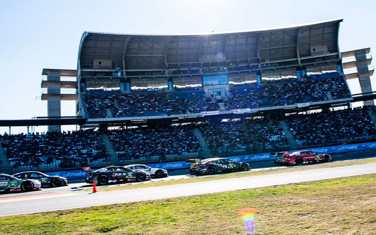 a Hockenheim-i stadion a DTM mezőnyével