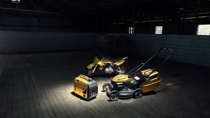 A Honda fűnyírója, áramfejlesztője és gyerek endurója egy pajtában