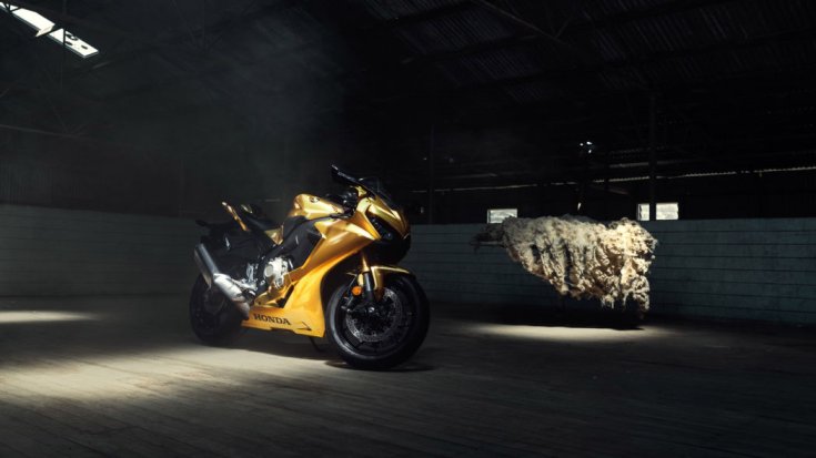 Egy arany Honda CBR1000RR