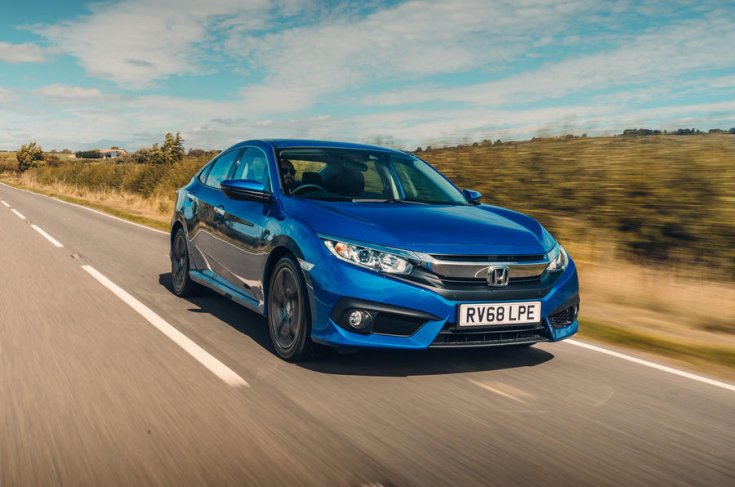 sötétkék, négyajtós Honda Civic