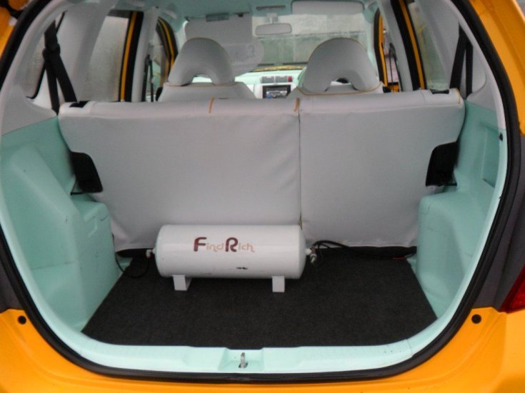 Honda Jazz csomagtartójában kompresszor