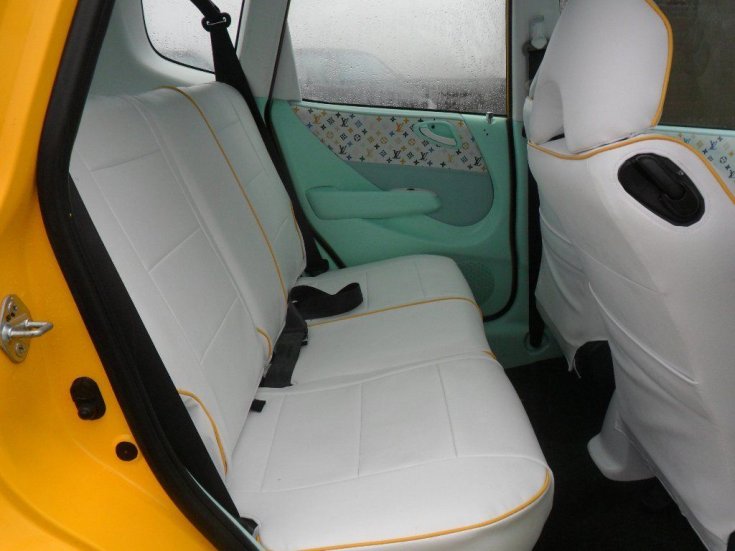 Honda Jazz beltere fehér kárpittal és Louis Vuitton bevonattal