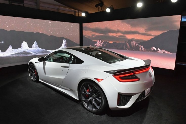 fehér Honda NSX felülnézetből fotozva kiállításon