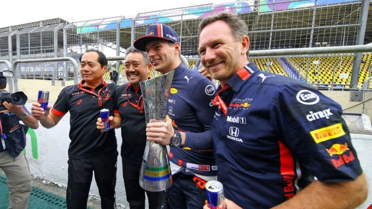 Max Verstappen és Christian Horner ünnepli a Red Bull sikerét a Hondásokkal