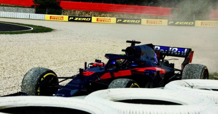 Egy Toro Rosso a gumifal mellett