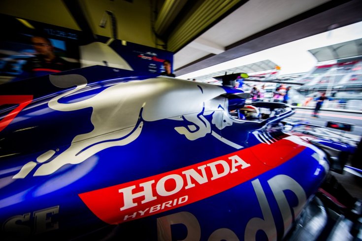 Toro Rosso a garázsban