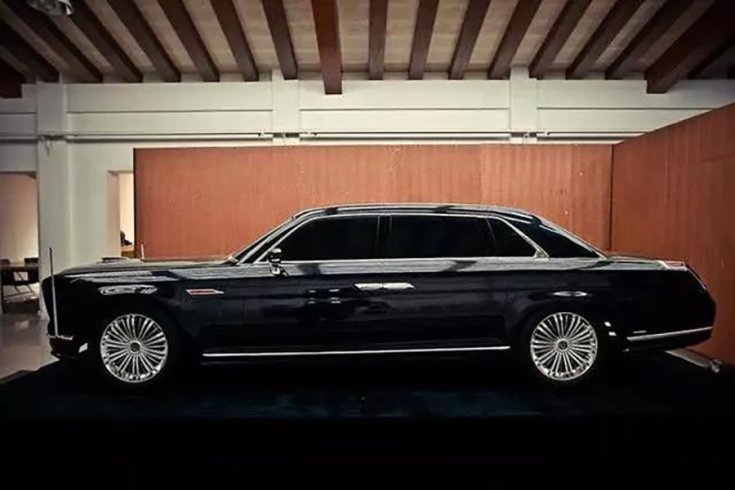 A Hongqi L4 limuzinja oldalról
