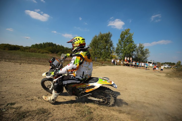 Horváth "Laller" Lajos a motorján ülve kanyarodás közben