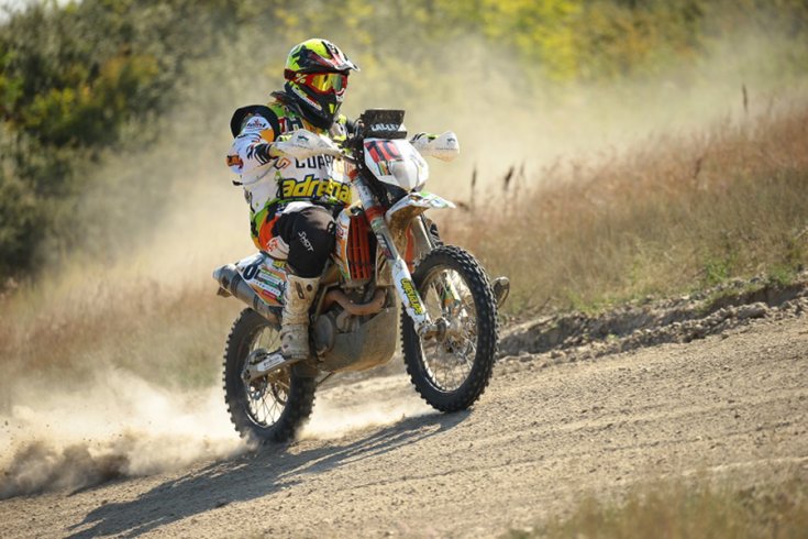 Horváth "Laller" Lajos a motorján ülve menet közben