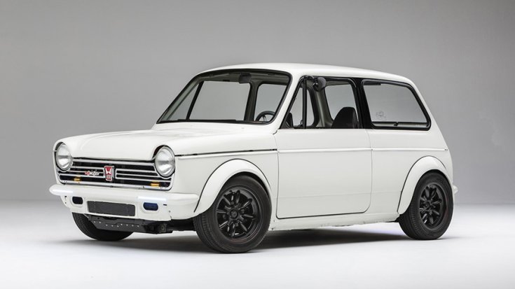A Honda N600 statikus háttér előtt