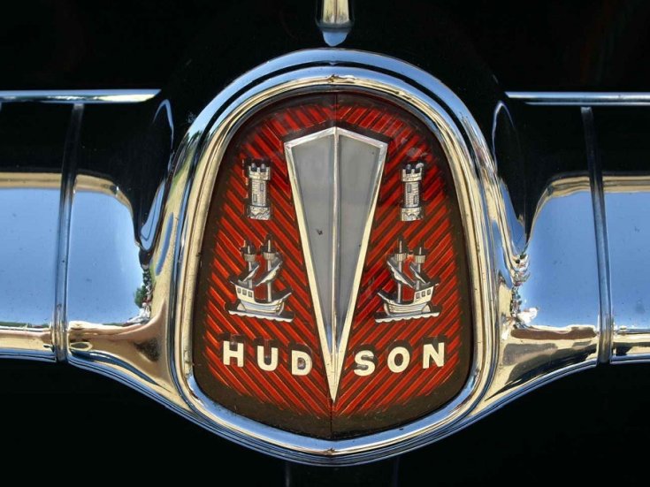 Hudson Motor Corporation, Hudson logó, ezüst, króm, vörös háttér, elölnézet, szemből