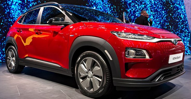 A HYUNDAI Kona 8 év akku garanciával 45 fokos szögből fotózva, egy kiállításon