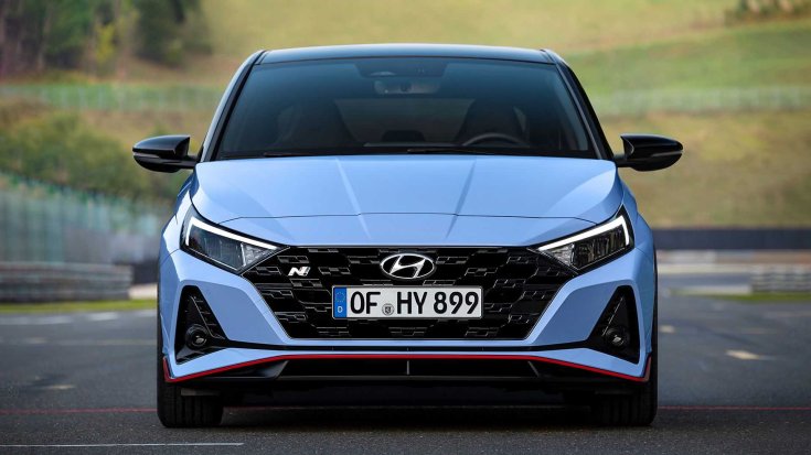 2021-es Hyundai i20 N modell egy célegyenesben szemből