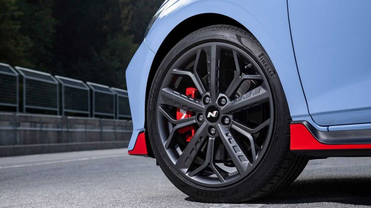 2021-es Hyundai i20 N modell első kereke oldalról egy pályán