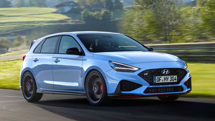 Frissített Hyundai i30 N egy versenypályán, féloldalról