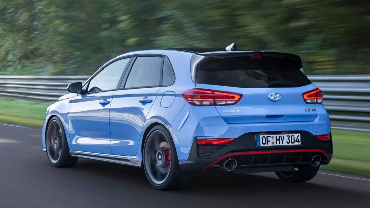 Frissített Hyundai i30 N egy versenypályán, hátulról, féloldalról