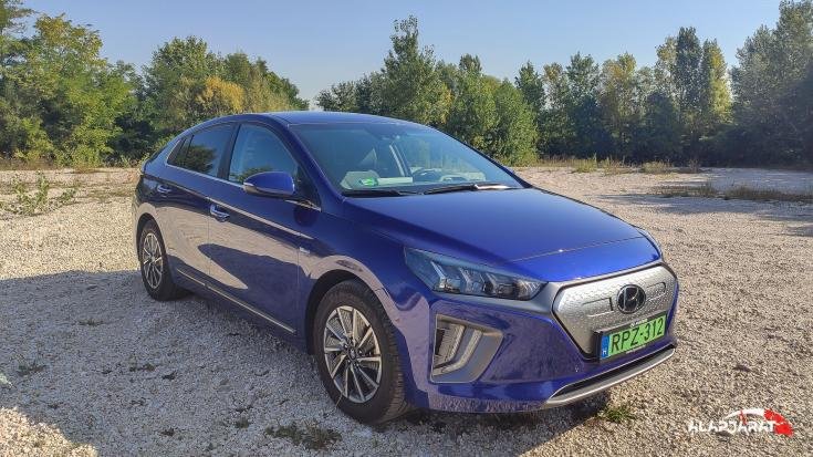 Hyundai Ioniq oldalról fotózva