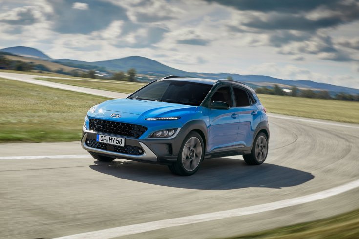 Hyundai Kona menet közben az utakon, féloldalról