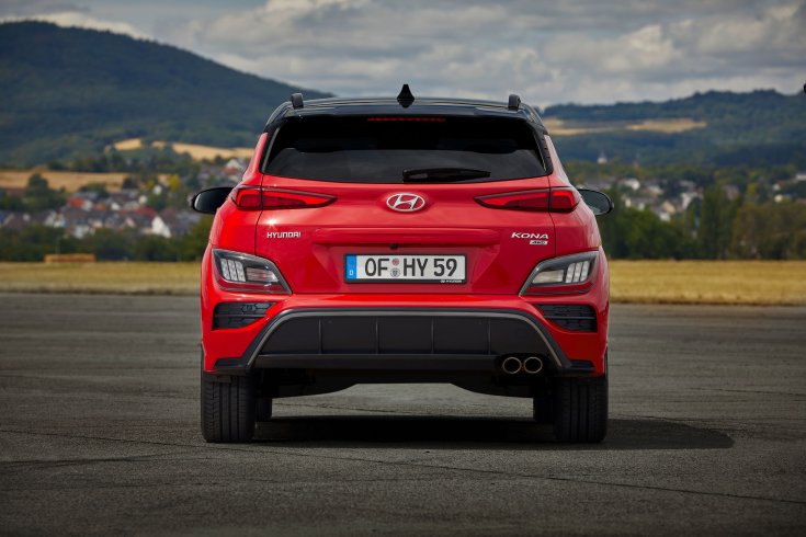 Hyundai Kona N Line a kifutópályán vidéki táj előtt hátulról