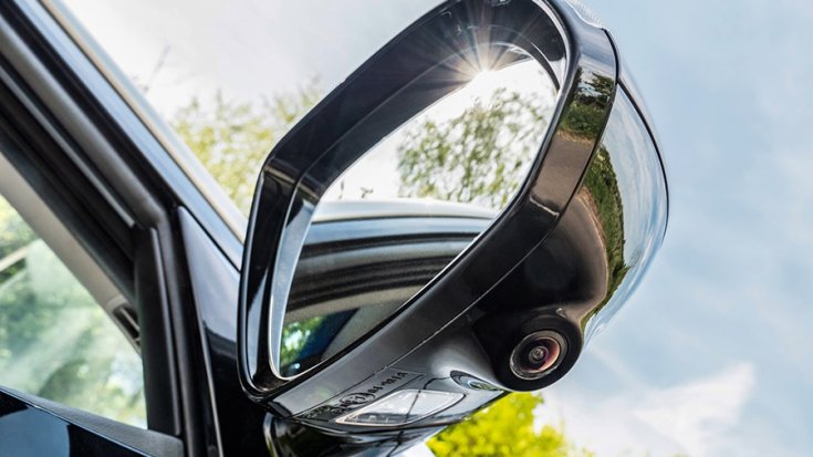 A tükör alján lévő kamerát a 360 fokos rendszer is használja