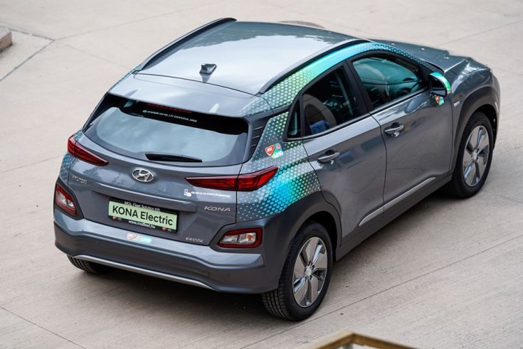 Hyundai Kona Electric a MOL Limo színeiben