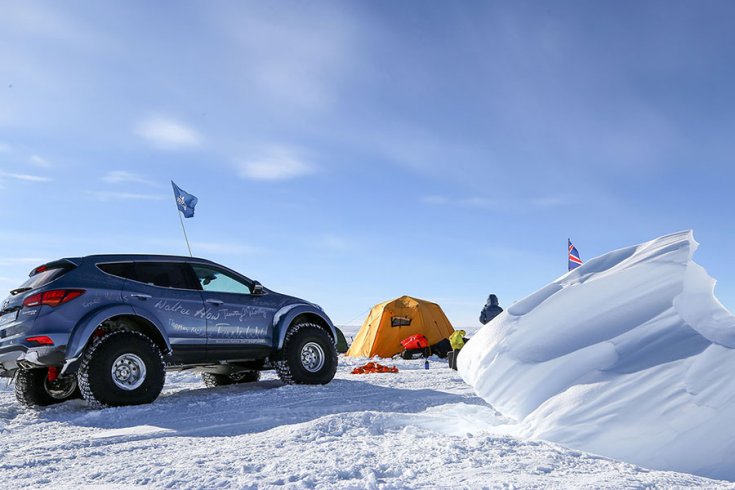 A Hyundai Santa Fe Shackleton oldalról fotózva a tábor mellett