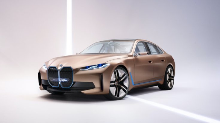 A BMW i4 EV Gran Coupé elölről fotózva