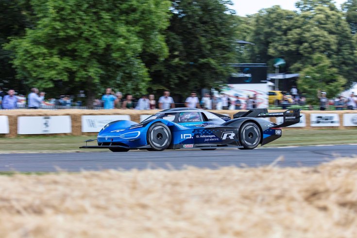 Volkswagen ID.R Goodwoodban oldalról fotózva