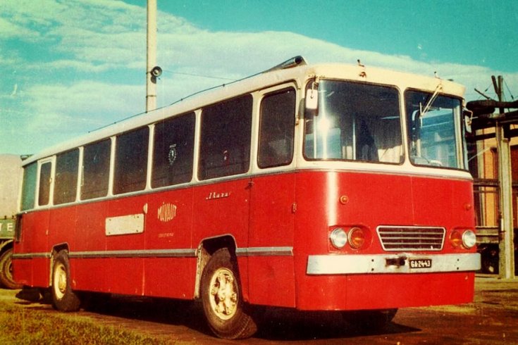 Ikarus 112, prototípus, vörös fehér, elölnézet, oldalnézet, jobbról