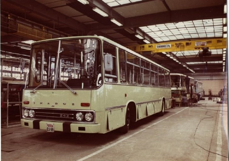 Ikarus 242, fehéres szín, elölnézet, oldalnézet, balról