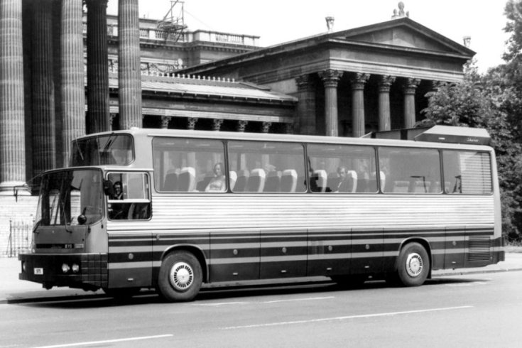 Ikarus 270, fekete fehér kép, elölnézet, oldalnézet, jobbról