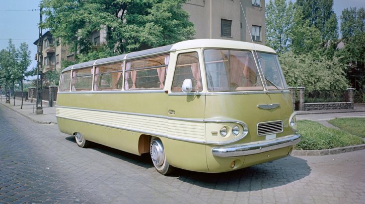 Ikarus 303, utólag színezett kép, elölnézet, oldalnézet, jobbról