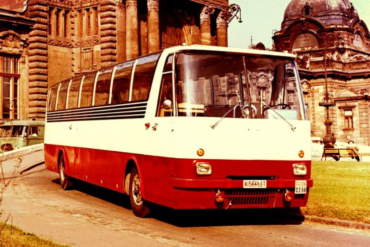 1965 Ikarus 550 prototípus, piros fehér fényezés, elölnézet, oldalnézet, jobbról