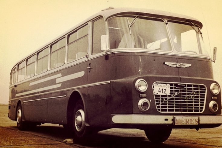 Ikarus 555, padlizsán lila, elölnézet, oldalnézet, jobbrólIkarus 555, padlizsán lila, elölnézet, oldalnézet, jobbról