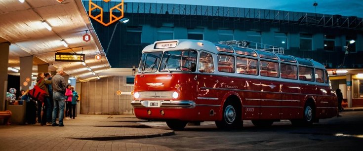 Ikarus 55, piros busz, pályaudvaron, megállóban, elölnézet, oldalnézet, balról