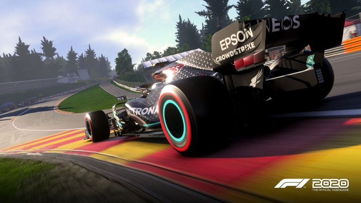 F1-es Mercedes a Belga Nagydíj helyszínén az Eau Rouge kanyarban menet közben