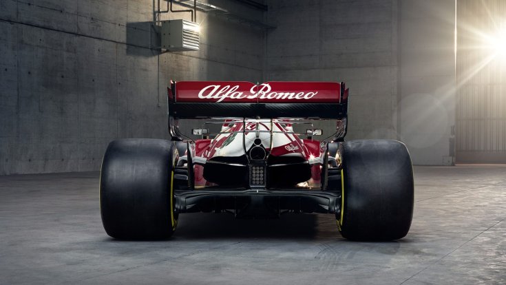 Räikkönen és Giovinazzzi Alfa Romeoja hátulról
