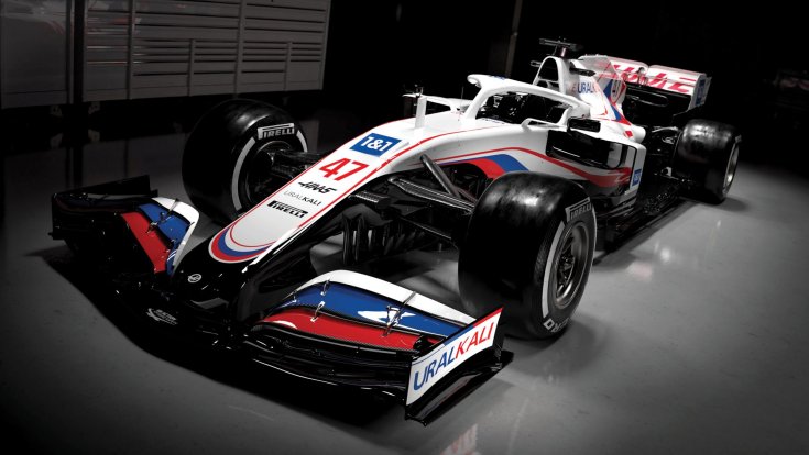 A Haas 2021-es festése szemből, oldalról