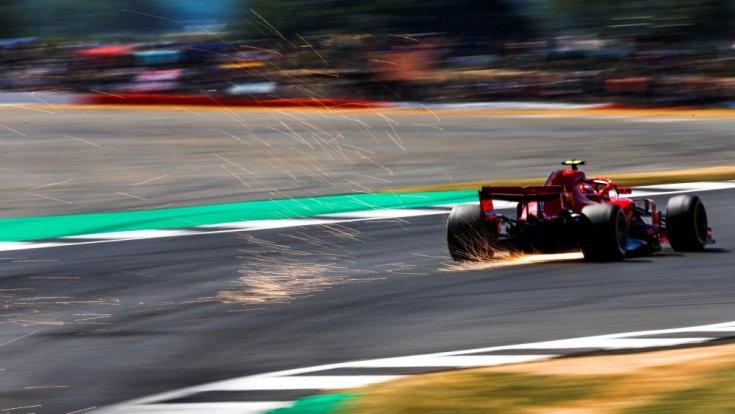 Egy Ferrari Forma-1-es autó szikrákat szór, hátulról