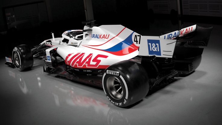 A Haas 2021-es festése hátulról, oldalról