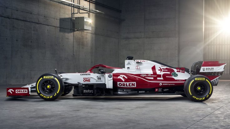 Räikkönen és Giovinazzzi Alfa Romeoja oldalról