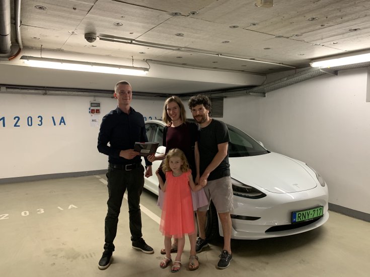 tesla.hu-n eladott Tesla Model 3 átadás MAH Zrt