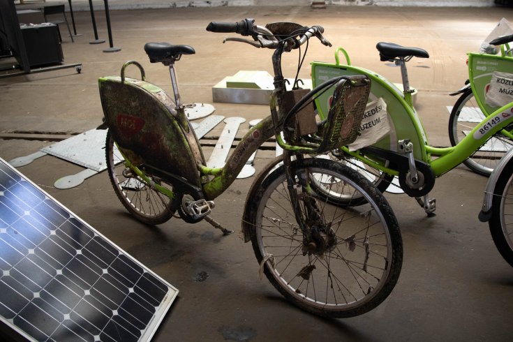 fotó egy koszos zöld bubi bérkerékpárról