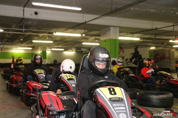 Pilóták gokartban ülve