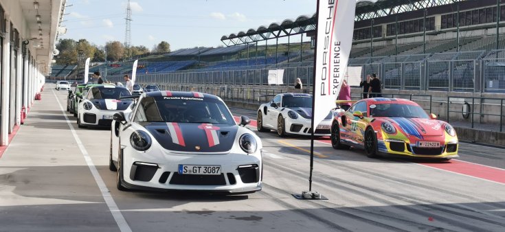 Porsche versenyautók a boxban