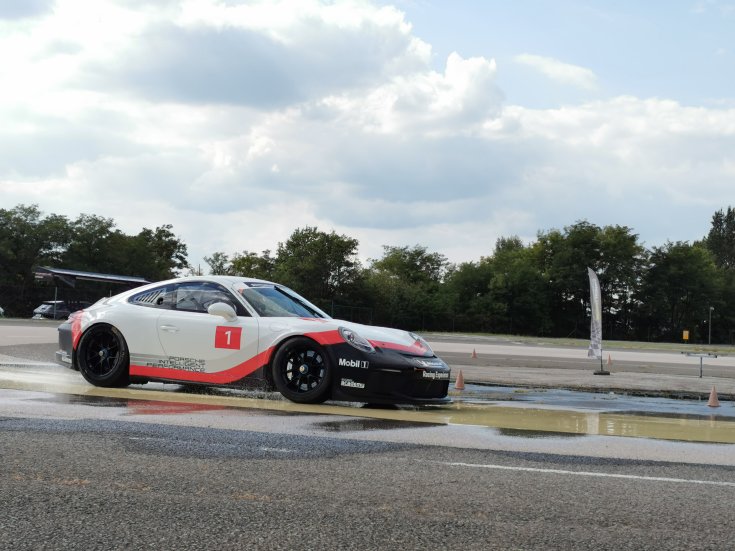 Porsche tesztelése vizes burkolaton