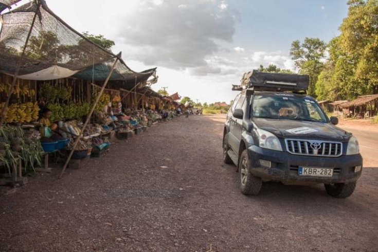 overlanding Laoszban